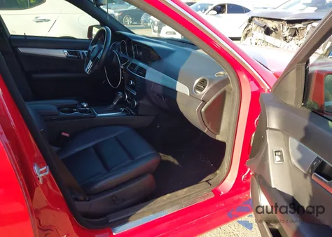 2013 Mercedes-Benz C 250 Sport z USA, uszkodzony, nr VIN WDDGF4HBXDA775826